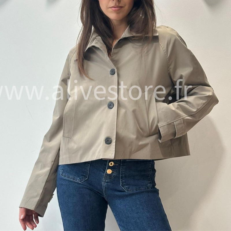 VESTE ROMY BEIGE COURTE CLASSIQUE – ALIVE STORE
